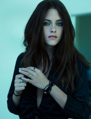 Kristen Stewart signs on to star in Snow White and the Huntsman sequel