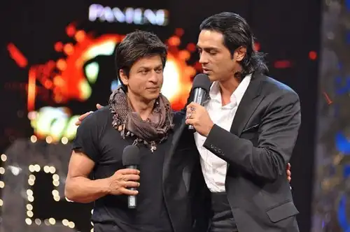 A cordial hug settles the cold war between Shah Rukh-Arjun Rampal