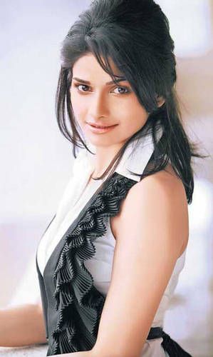 Item numbers are important for making a career in Bollywood, says Prachi Desai