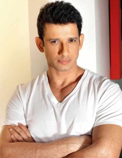 Sharman Joshi feels honoured to play army officer in his next