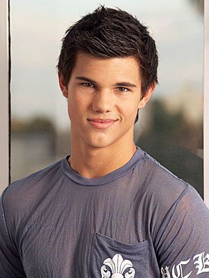 Twilight star Taylor Lautner seeing co-star Marie Avgeropoulos?