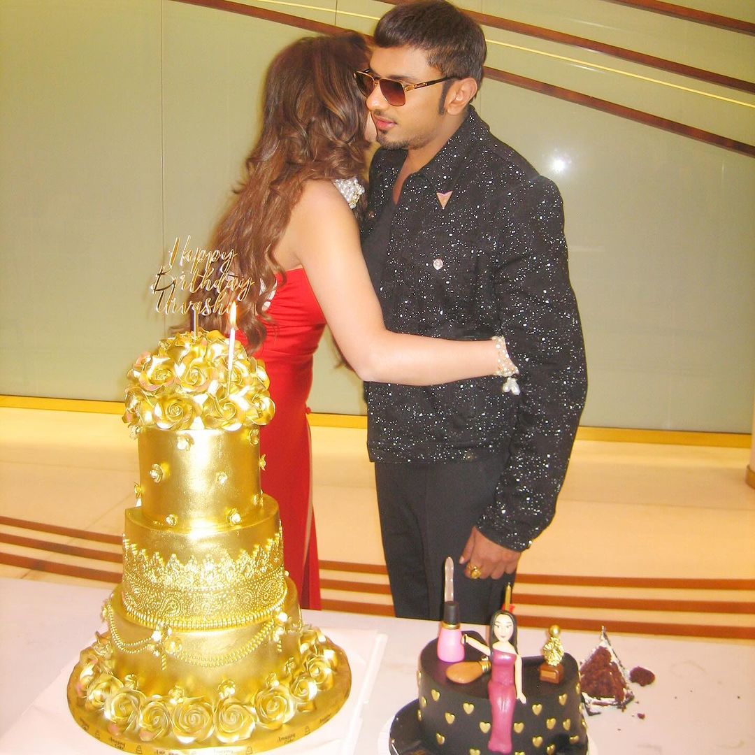 Inside Urvashi Rautela's birthday bash, where she cut a 24-carat gold cake  with Yo Yo Honey Singh